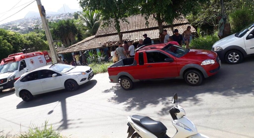 ACIDENTE - Moto desgovernada invade residência  em Itamaraju