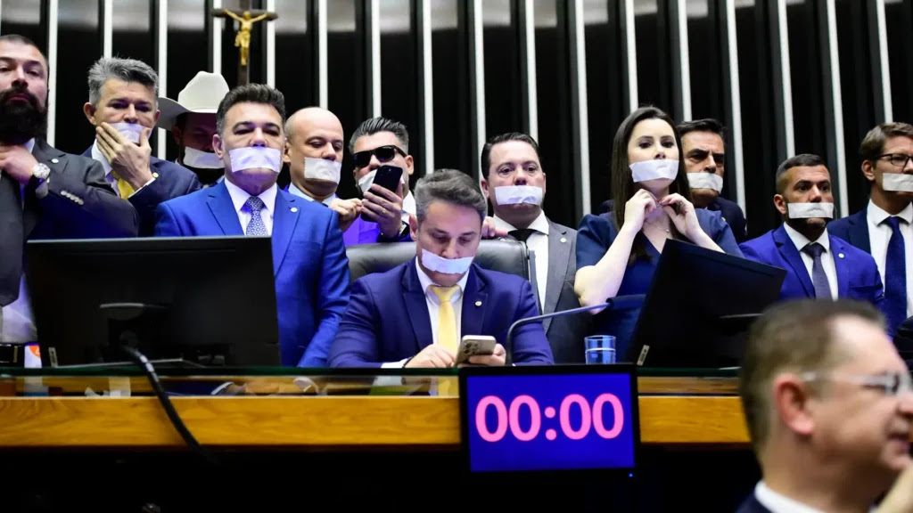 Bolsonarismo faz motim no Congresso por anistia e impeachment de Moraes