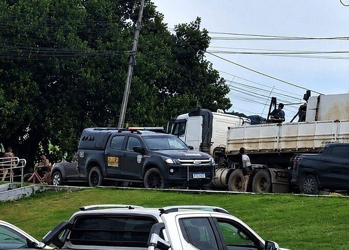 PF apreende carga de droga escondida entre blocos de granito na BR-101, em Itabela