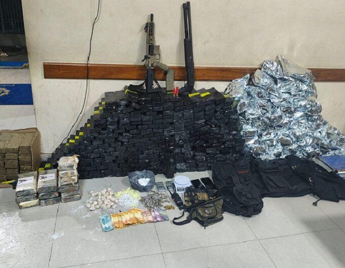 Dois suspeitos morrem - Operação apreende fuzil, e mais de 200 kg de drogas em Eunápolis  