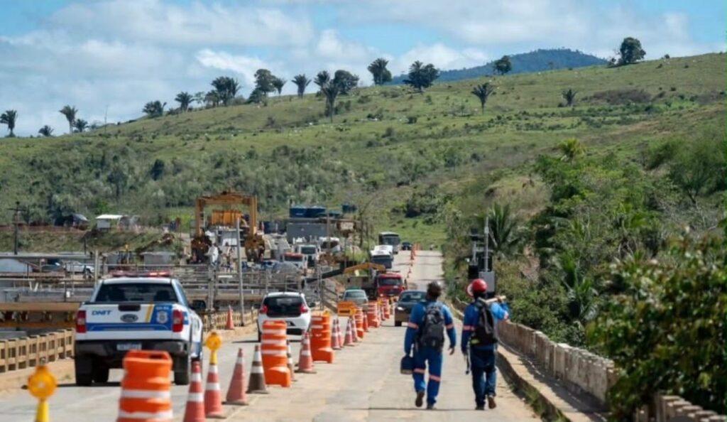 Jequitinhonha - Ministro vistoria nova ponte, obra entra em fase decisiva na BR-101