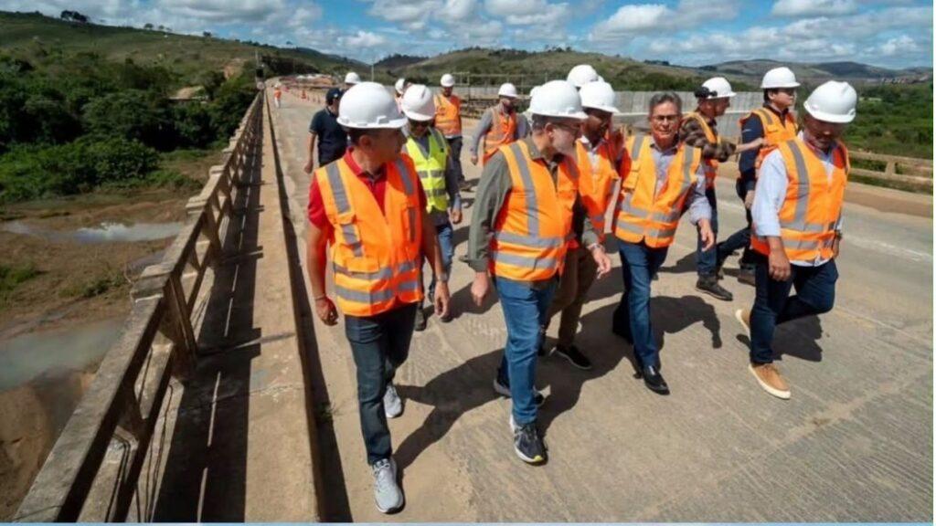 Jequitinhonha - Ministro vistoria nova ponte, obra entra em fase decisiva na BR-101