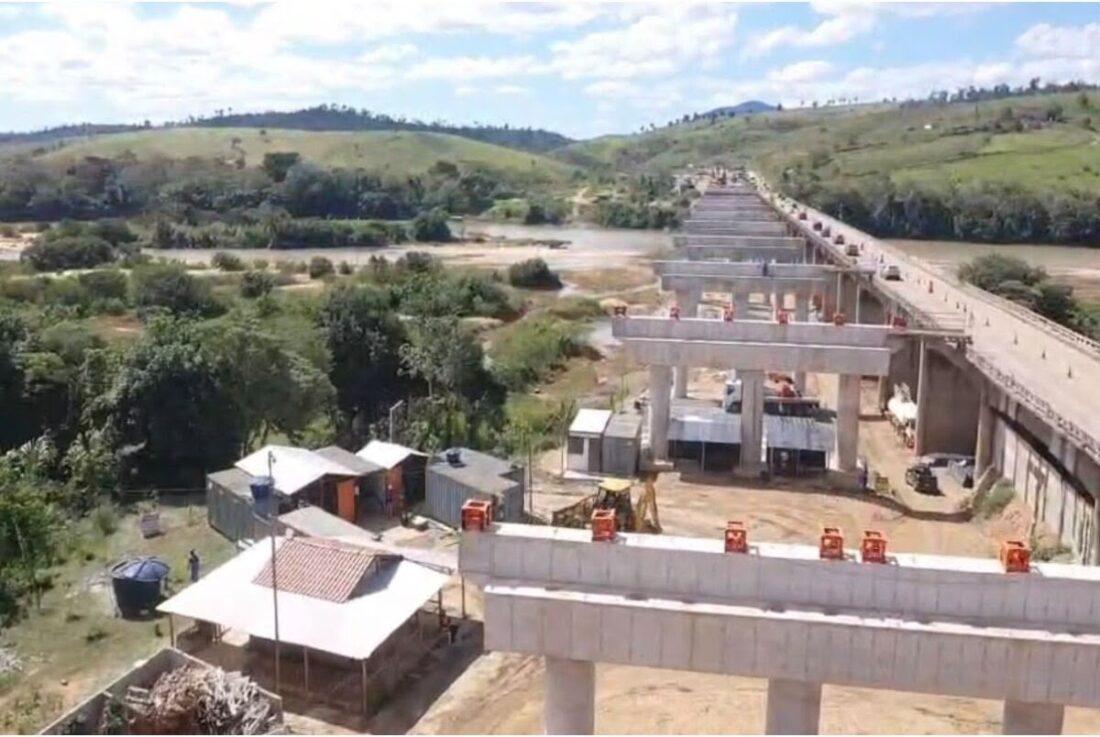 Jequitinhonha - Ministro vistoria nova ponte, obra entra em fase decisiva na BR-101