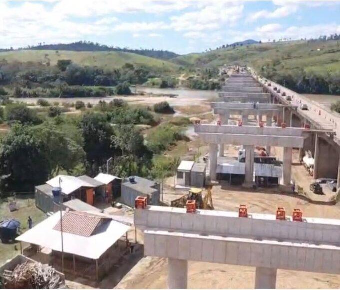 Jequitinhonha - Ministro vistoria nova ponte, obra entra em fase decisiva na BR-101