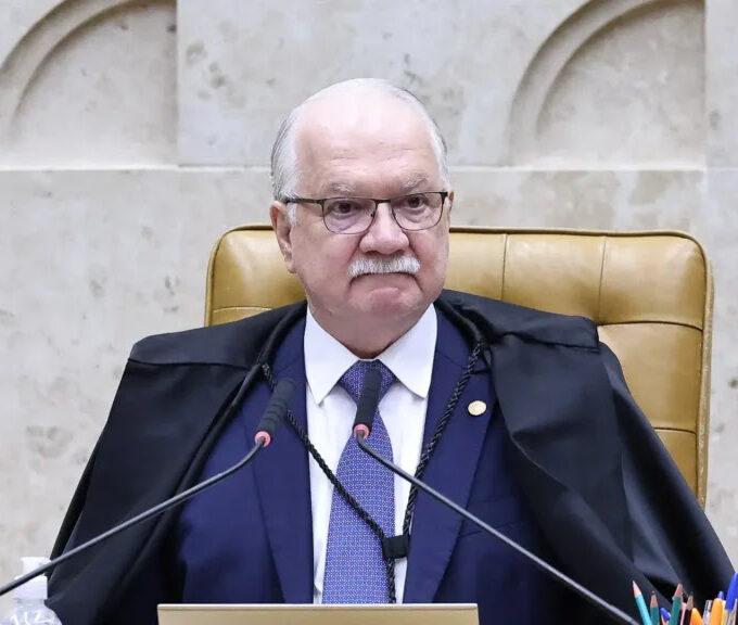 Sob pressão, Fachin enquadra Mendonça, Moraes e Dino